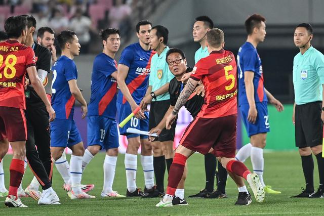 法国队官方媒体恭喜姆巴佩入选FIFPRO年度最佳